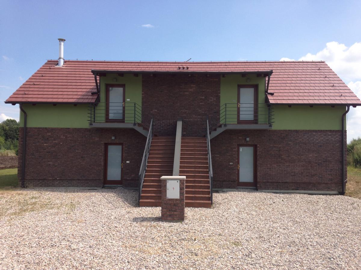 Lake View Apartments Near Golf Resort Kuneticka Hora, Dritec 帕尔杜比采 外观 照片